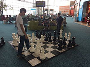 空港で巨大チェス